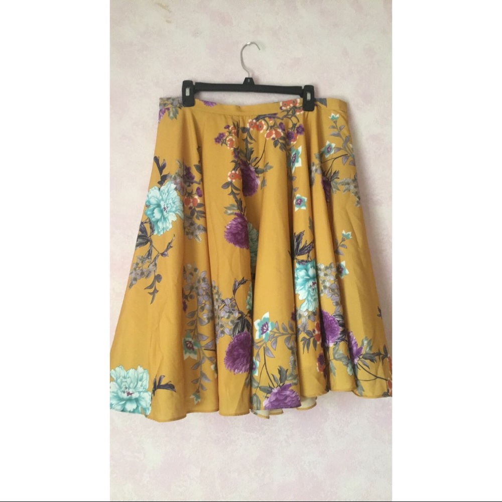Fully lined satin floral skirt worn only once
